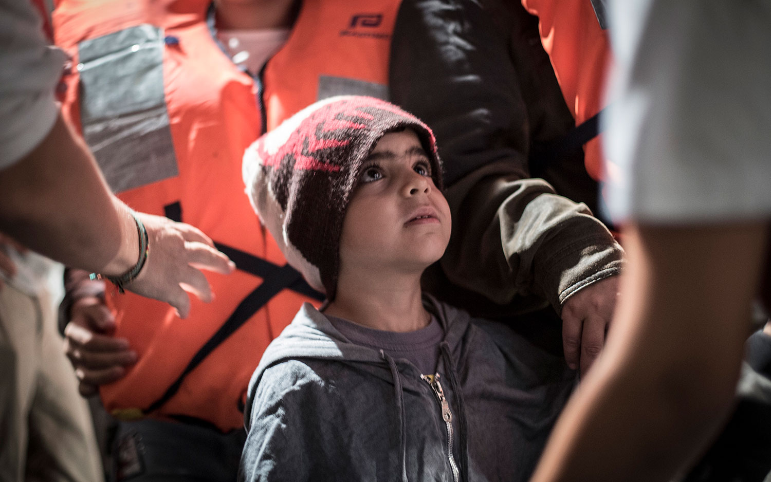  Un enfant arrive à bord de l'Aquarius. 11 octobre 2017.