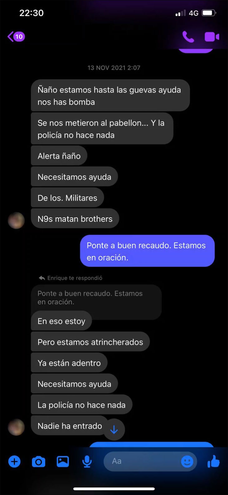 Cellphone screen of chat messages in Spanish