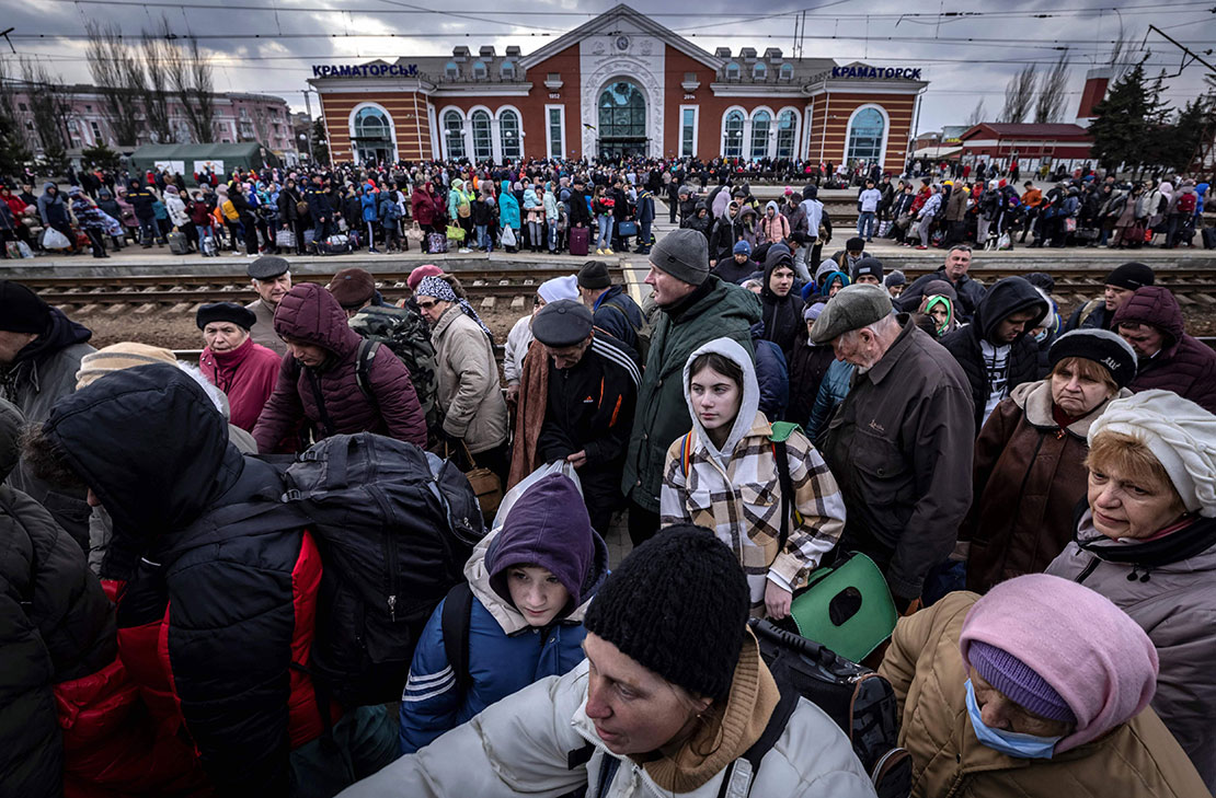 3_families_on_platform_evacuation_kramatorsk